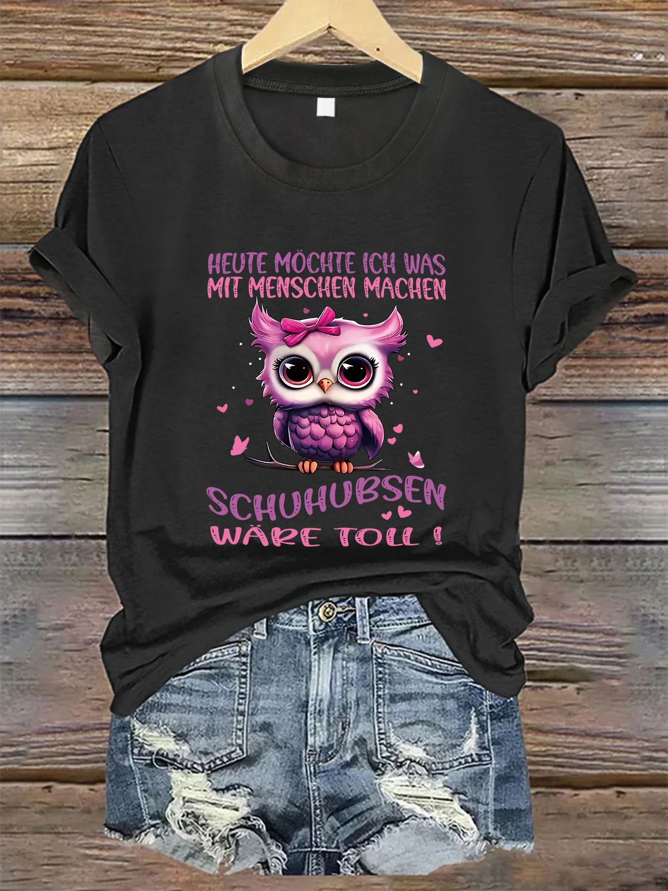 Plus - Size Women's Black Short - Sleeve T - shirt, German Text & Pink Owl Print, Funny & Unique
Plus - Size Women's Black Short - Sleeve T - shirt, German Text & Pink Owl Print, Funny & Unique