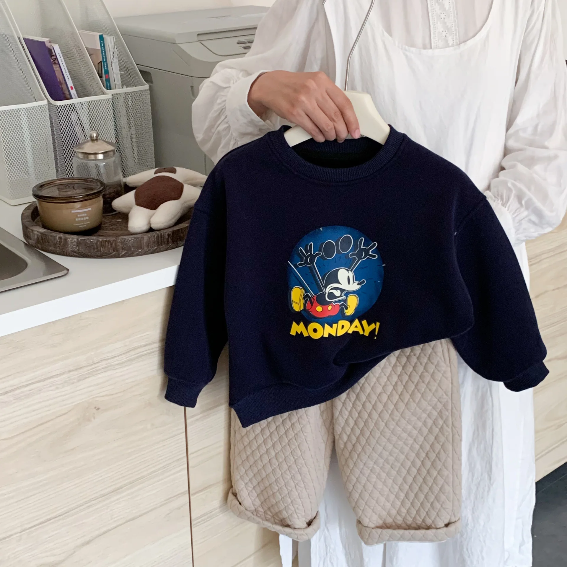 Флисовая толстовка с рисунком Микки для мальчиков, корейская повседневная модная свободная детская толстовка с капюшоном, осенне-зимние утепленные топы с мультяшным принтом
Флисовая толстовка с рисунком Микки для мальчиков, корейская повседневная модная свободная детская толстовка с капюшоном, осенне-зимние утепленные топы с мультяшным принтом