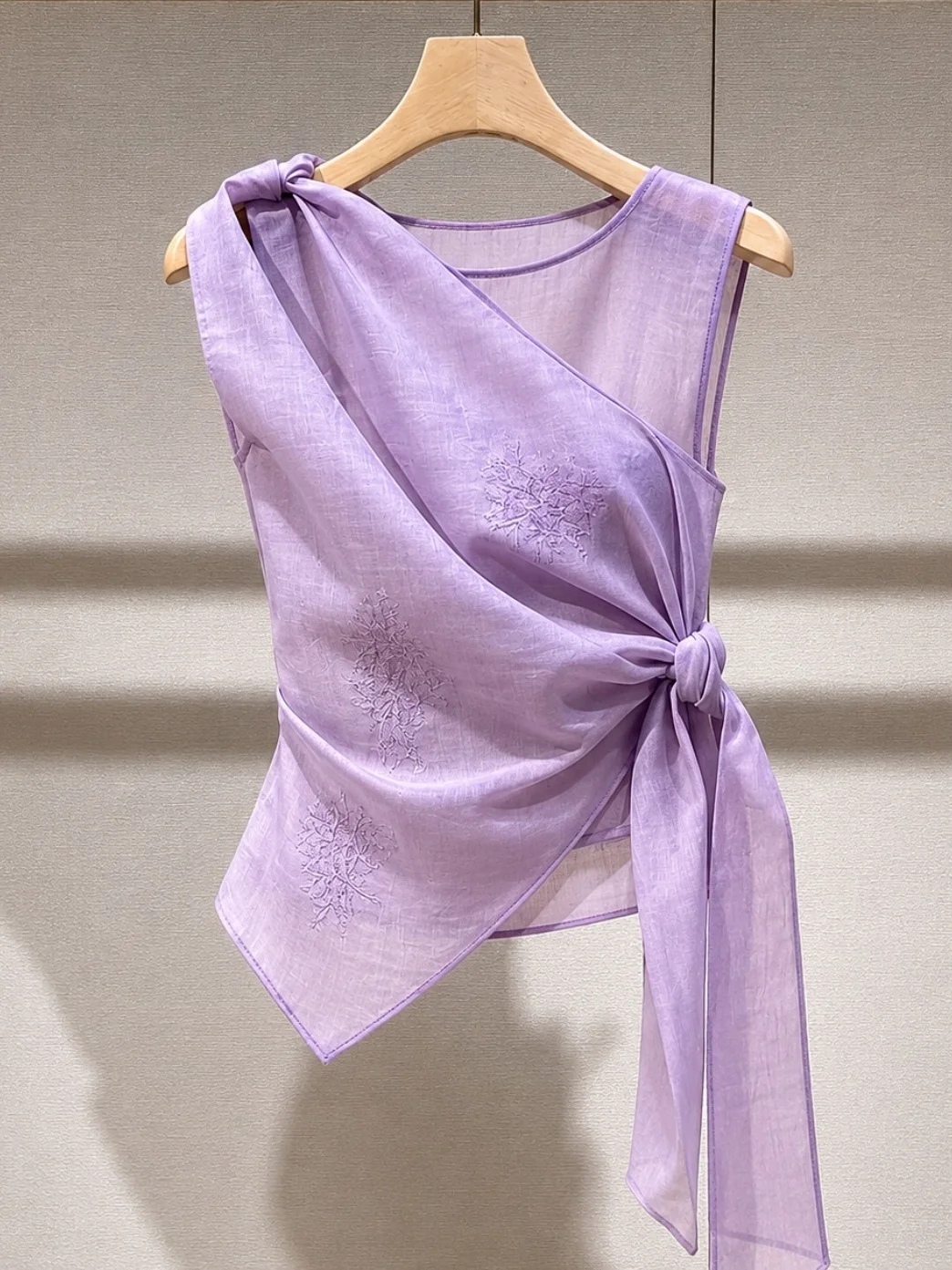 Trendy Knot Design Sleeveless Shirt Vest Slim Fit Beautiful Fashionable Top Summer 2026 Korean Style Straight Cut Silk Women'...
Trendy Knot Design Sleeveless Shirt Vest Slim Fit Beautiful Fashionable Top Summer 2026 Korean Style Straight Cut Silk Women'...