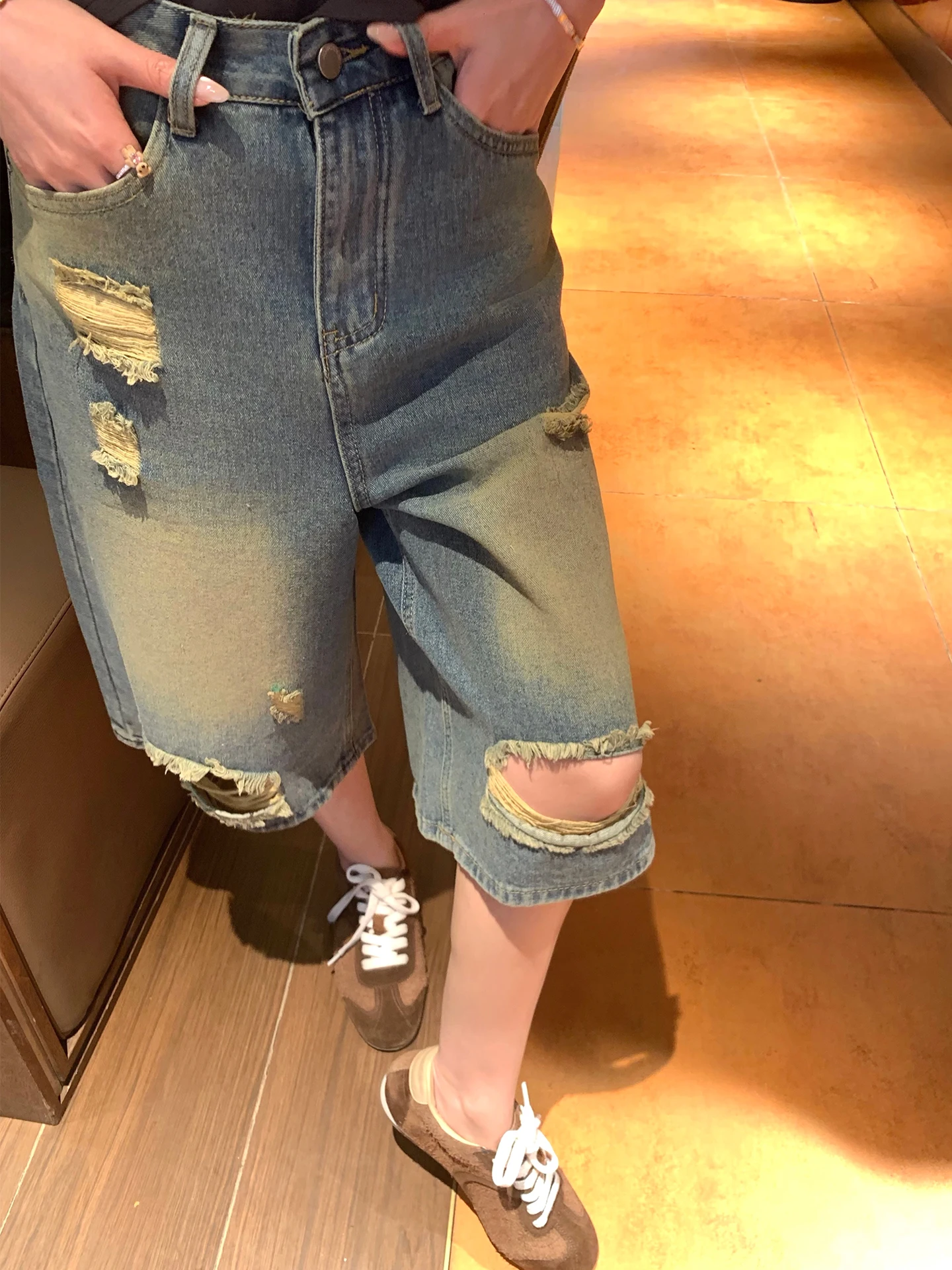 Washed Mud Dye Loose Straight Leg Jeans Women's Vintage Fashion Sense Loose Mid-Calf Pants Xuekeko Hole Punching
Washed Mud Dye Loose Straight Leg Jeans Women's Vintage Fashion Sense Loose Mid-Calf Pants Xuekeko Hole Punching