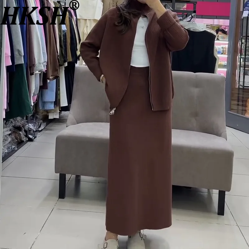 HKSH 2022, осенне-зимний новый женский комплект из двух предметов, вязаный свитер с двойной молнией, однотонная юбка, элегантная модная повседневная одежда HK14218
HKSH 2022, осенне-зимний новый женский комплект из двух предметов, вязаный свитер с двойной молнией, однотонная юбка, элегантная модная повседневная одежда HK14218