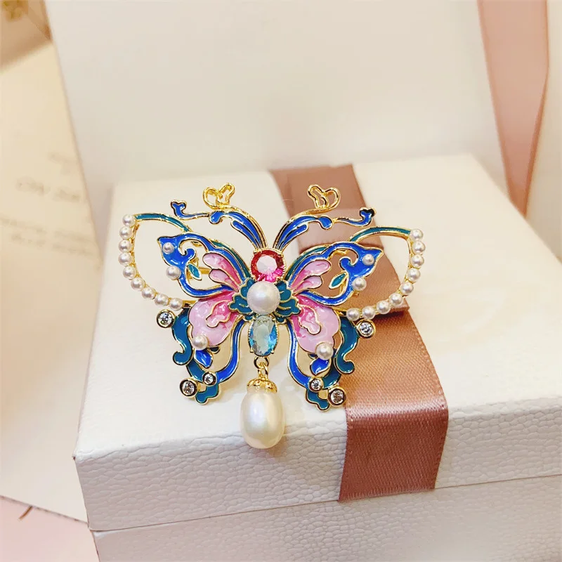 High-End Enamel Natural Pearl Butterfly Brooch, Elegant Luxury Collar Pin for Cheongsam & Long Coat Fashion Decor
High-End Enamel Natural Pearl Butterfly Brooch, Elegant Luxury Collar Pin for Cheongsam & Long Coat Fashion Decor