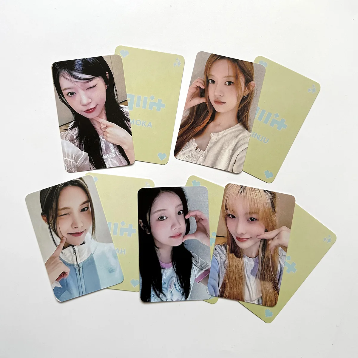 5Pcs/Set KPOP ILLIT WVS Selfie Lomo Cards Wonhee Moka Yunah GLLIT MEMBERSHIP Cute Photocards Iroha Minju Postcards Fans Gifts
5Pcs/Set KPOP ILLIT WVS Selfie Lomo Cards Wonhee Moka Yunah GLLIT MEMBERSHIP Cute Photocards Iroha Minju Postcards Fans Gifts