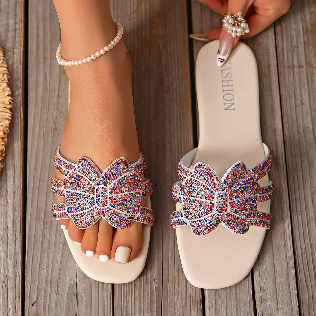 Летние женские тапочки, сандалии на плоской подошве с квадратным носком, брендовые дизайнерские блестящие тапочки с кристаллами, женская модная прогулочная обувь, женские шлепанцы
Летние женские тапочки, сандалии на плоской подошве с квадратным носком, брендовые дизайнерские блестящие тапочки с кристаллами, женская модная прогулочная обувь, женские шлепанцы