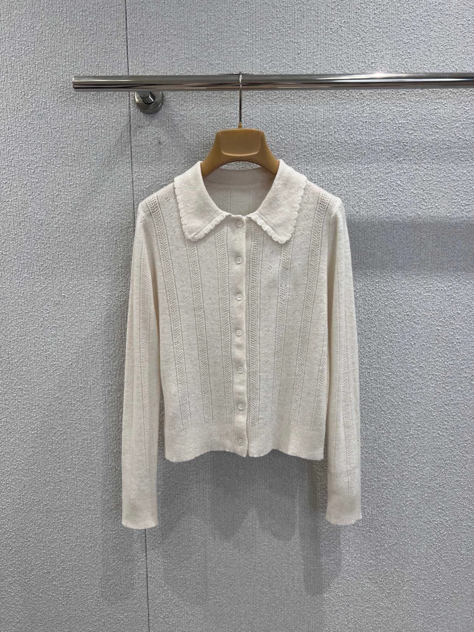Long Sve Knitted Cardigan Letter Logo Lapel Single Button Slim Fit Versatile Camere Sweater Commute Sle Spring New Arr...
Long Sve Knitted Cardigan Letter Logo Lapel Single Button Slim Fit Versatile Camere Sweater Commute Sle Spring New Arr...