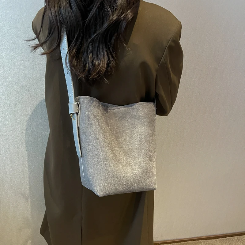 2024 New Cute Fashion Women Shoulder Bags Girls Crossbody PU Winter High Capacity Daily Bucket Multi-function Leisure Big Pocket
2024 New Cute Fashion Women Shoulder Bags Girls Crossbody PU Winter High Capacity Daily Bucket Multi-function Leisure Big Pocket