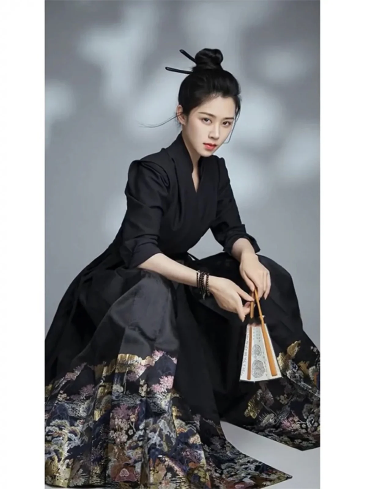 Традиционный китайский комплект из топа и юбки Hanfu Bla, женский комплект с передом, классический National Faion, студенческая работа, orm
Традиционный китайский комплект из топа и юбки Hanfu Bla, женский комплект с передом, классический National Faion, студенческая работа, orm