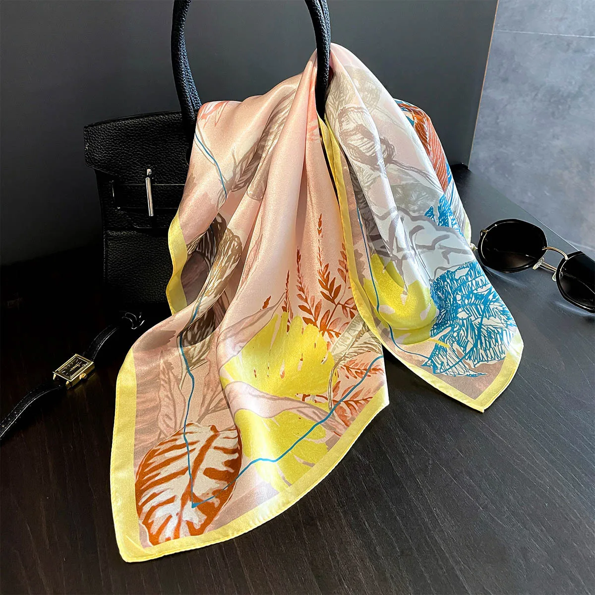 Summer Lightweight Versatile Breathable 53cm Small Square Scarf Retro Fashion Neck Gaiter Scarf - All Seasons
Summer Lightweight Versatile Breathable 53cm Small Square Scarf Retro Fashion Neck Gaiter Scarf - All Seasons