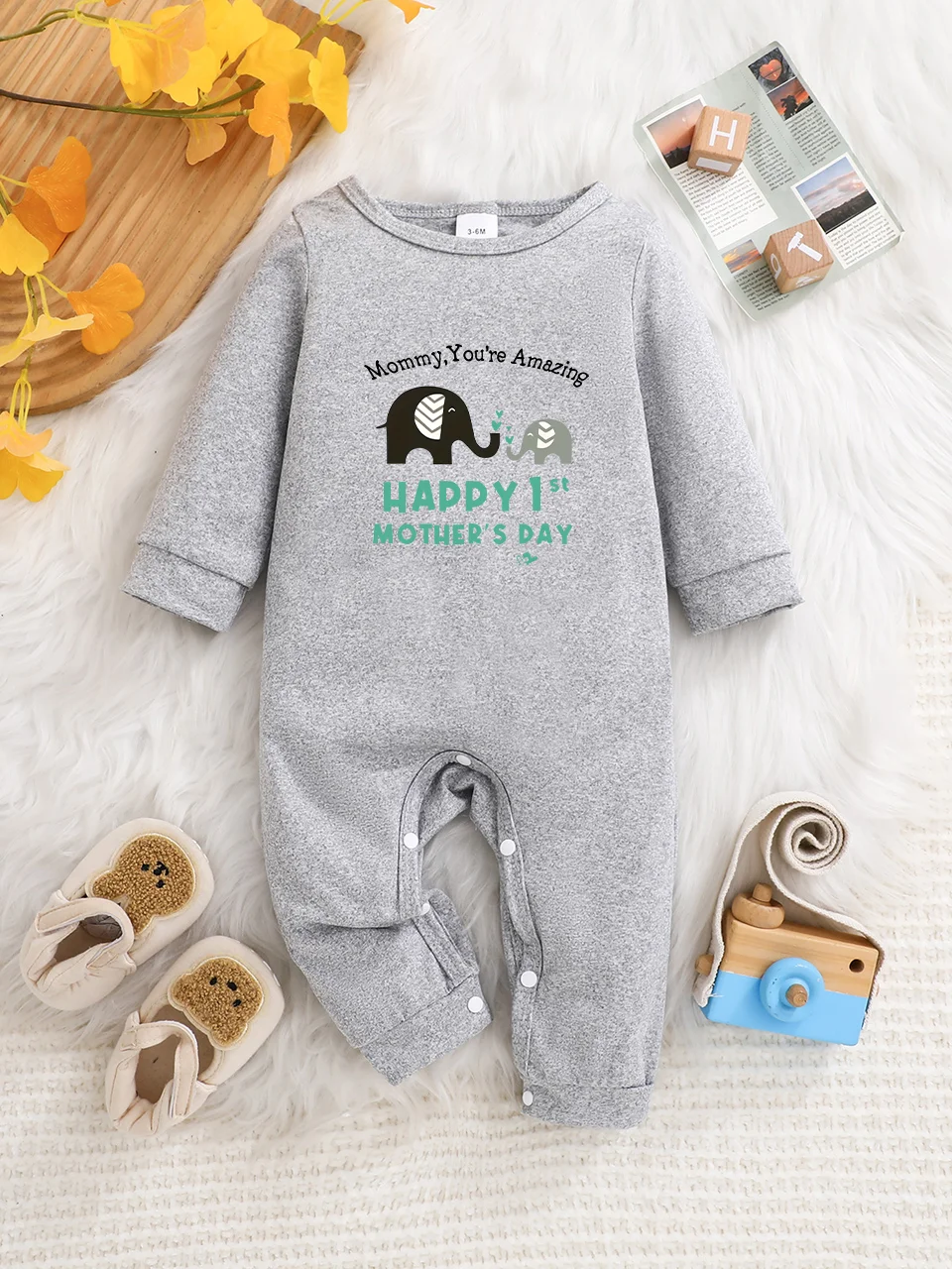 A baby long-sleeved onesie with interesting letter prints. It features a buttoned design for easy putting on and taking off
A baby long-sleeved onesie with interesting letter prints. It features a buttoned design for easy putting on and taking off