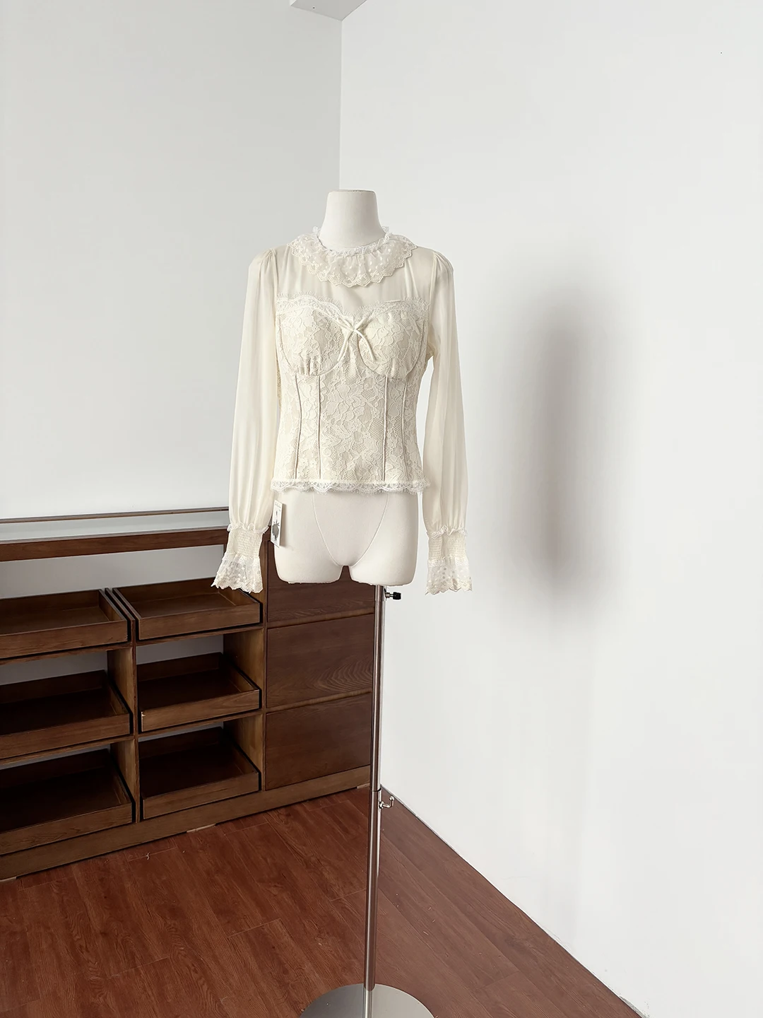 Retro Lace Splicing Mesh Shirt Women's Summer Clothing Mistlike Semi Transparent Waist Inning Slimming Design Long Sleeve Top
Retro Lace Splicing Mesh Shirt Women's Summer Clothing Mistlike Semi Transparent Waist Inning Slimming Design Long Sleeve Top