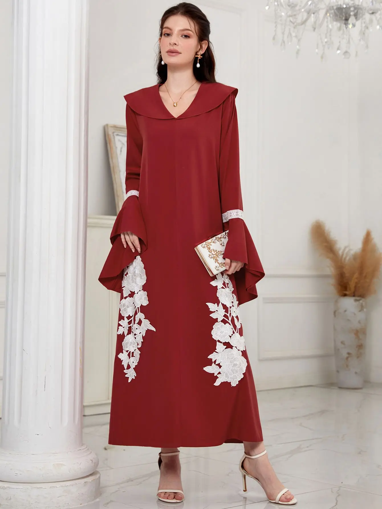 Middle Eastern Long Dress Dubai Arab Muslim Fashion 2025 Spring New Style Elegant Flip V-neck Flared Sleeve Embroidered Robe
Middle Eastern Long Dress Dubai Arab Muslim Fashion 2025 Spring New Style Elegant Flip V-neck Flared Sleeve Embroidered Robe