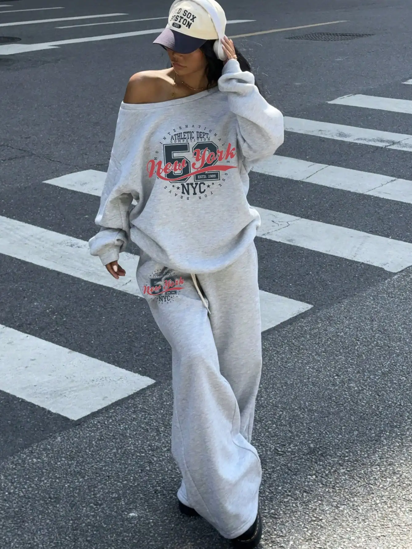 Women's Oversized Off-Shoulder Sweatshirt & Wide-Leg Sweatpants Set, NYC Graphic Print, Casual Autumn Winter
Women's Oversized Off-Shoulder Sweatshirt & Wide-Leg Sweatpants Set, NYC Graphic Print, Casual Autumn Winter