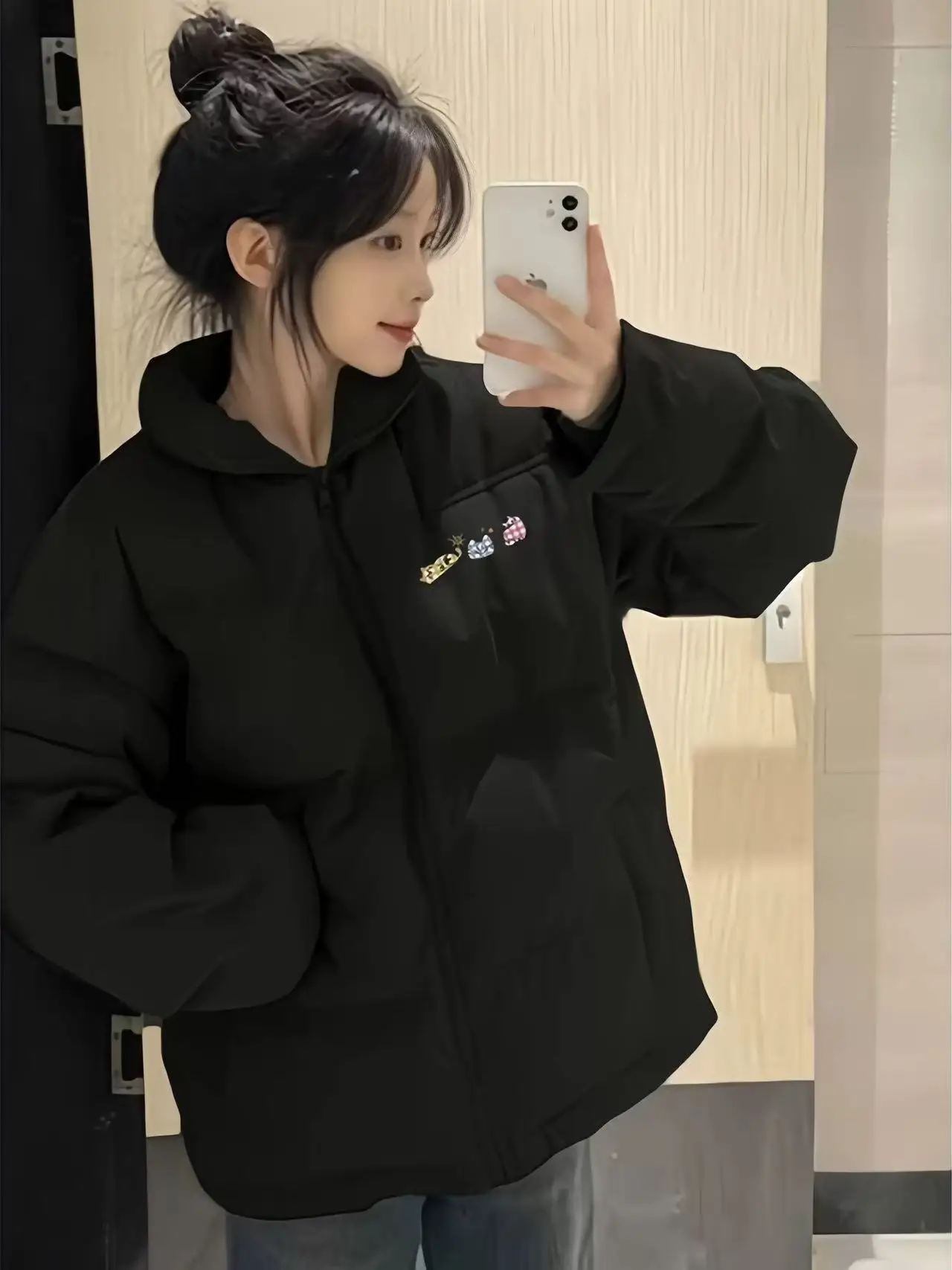 Парка женская с мехом, золотистые акценты, металлические детали, блестящие элементы, роскошный вид, премиум-качество, высококлассный внешний вид, элитный, нейтральный
Парка женская с мехом, золотистые акценты, металлические детали, блестящие элементы, роскошный вид, премиум-качество, высококлассный внешний вид, элитный, нейтральный