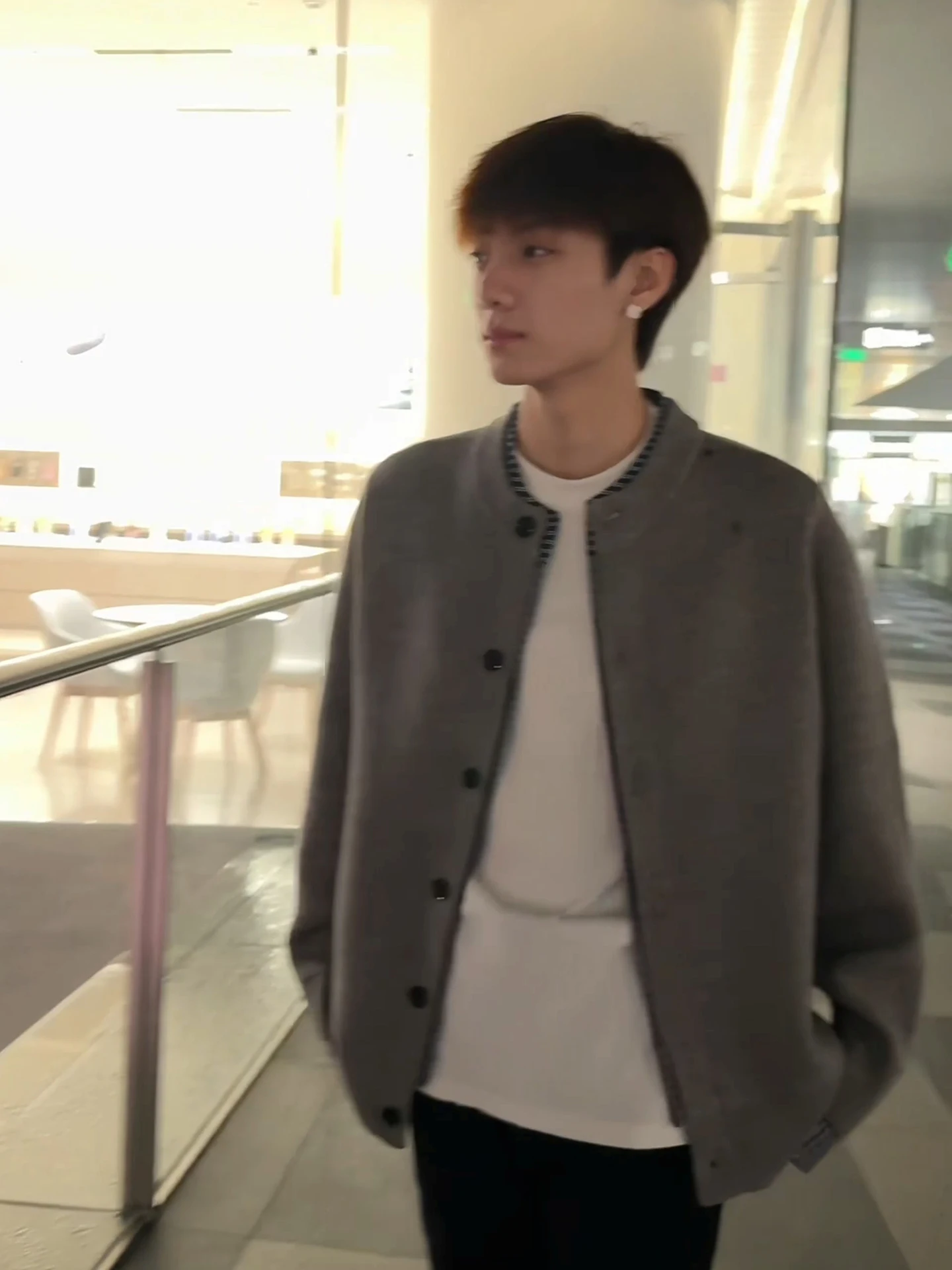 ay Korean Sle Knitted Sweater Coat Men's Autumn Lazy Old Money Sle Fake Two-Piece High-End Feeling Long Sve Button-Up
ay Korean Sle Knitted Sweater Coat Men's Autumn Lazy Old Money Sle Fake Two-Piece High-End Feeling Long Sve Button-Up