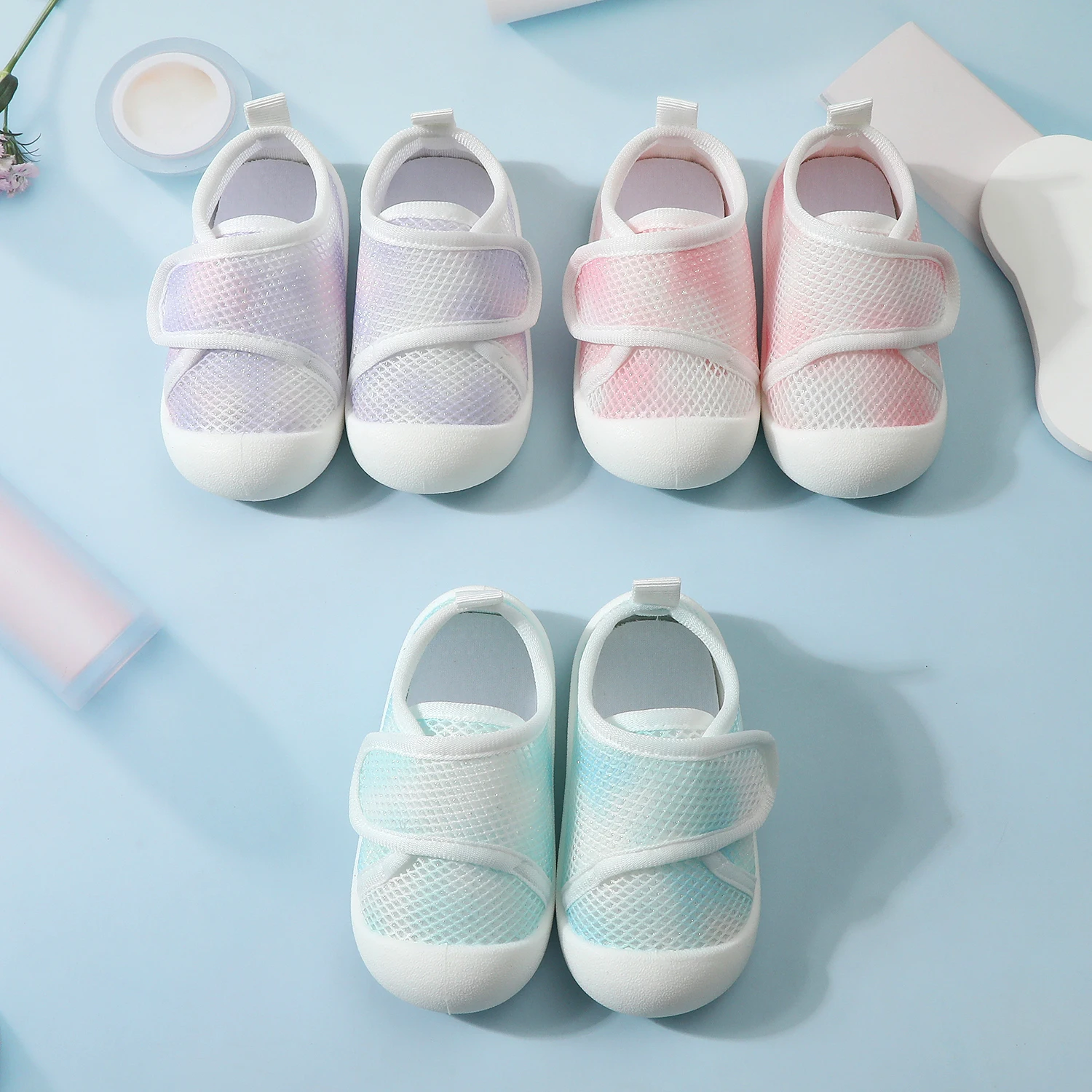 Baby learning walking shoes, PU non-slip soles, soft flat shoes for infants, suitable for indoor and outdoor leisure.
Baby learning walking shoes, PU non-slip soles, soft flat shoes for infants, suitable for indoor and outdoor leisure.