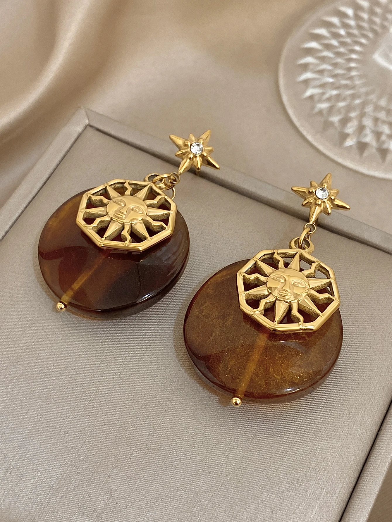 2026 Fashion Stainless Steel Vintage Amber Resin Golden Sun Round Drop Earrings for Women Trendy Waterproof Jewelry
2026 Fashion Stainless Steel Vintage Amber Resin Golden Sun Round Drop Earrings for Women Trendy Waterproof Jewelry