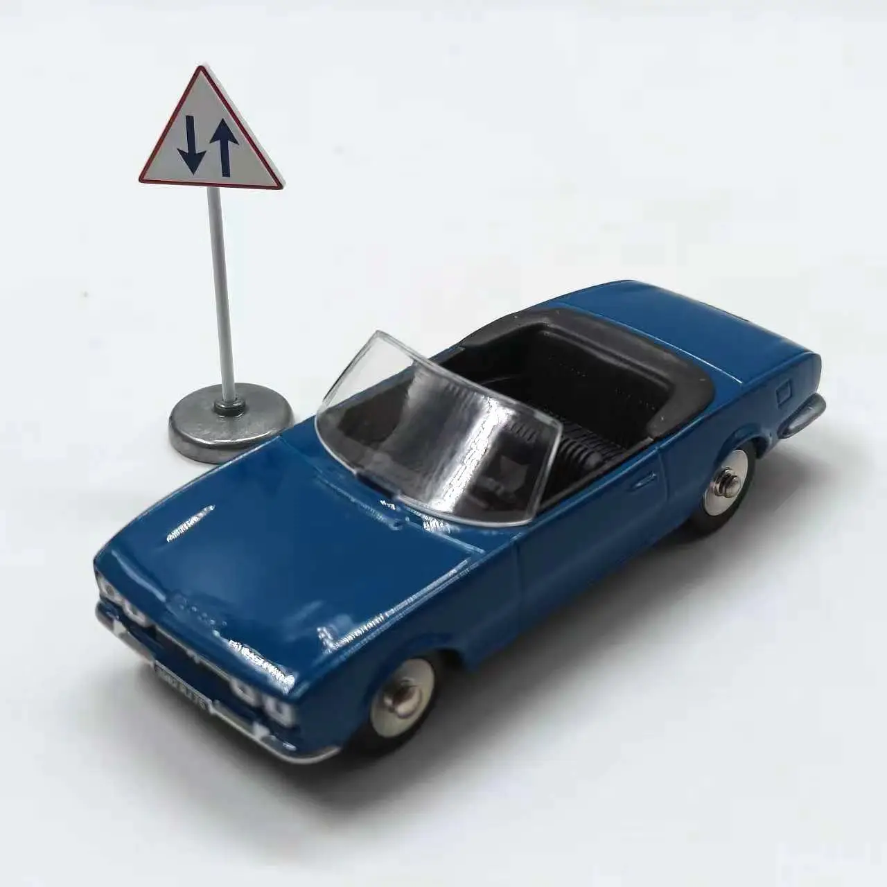 Игрушки DINKY 1:43 Peugeot 504 Cabriolet, легкосплавный автомобиль, литье под давлением и игрушечный транспорт, модель автомобиля, миниатюрная масштабная модель автомобиля для детей
Игрушки DINKY 1:43 Peugeot 504 Cabriolet, легкосплавный автомобиль, литье под давлением и игрушечный транспорт, модель автомобиля, миниатюрная масштабная модель автомобиля для детей