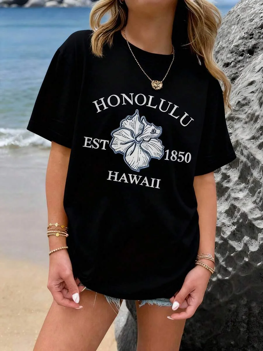 Plus Size Oversize Black T-shirt with Hawaiian Hibiscus Print, Cool and Alluring Hot Girl Style
Plus Size Oversize Black T-shirt with Hawaiian Hibiscus Print, Cool and Alluring Hot Girl Style