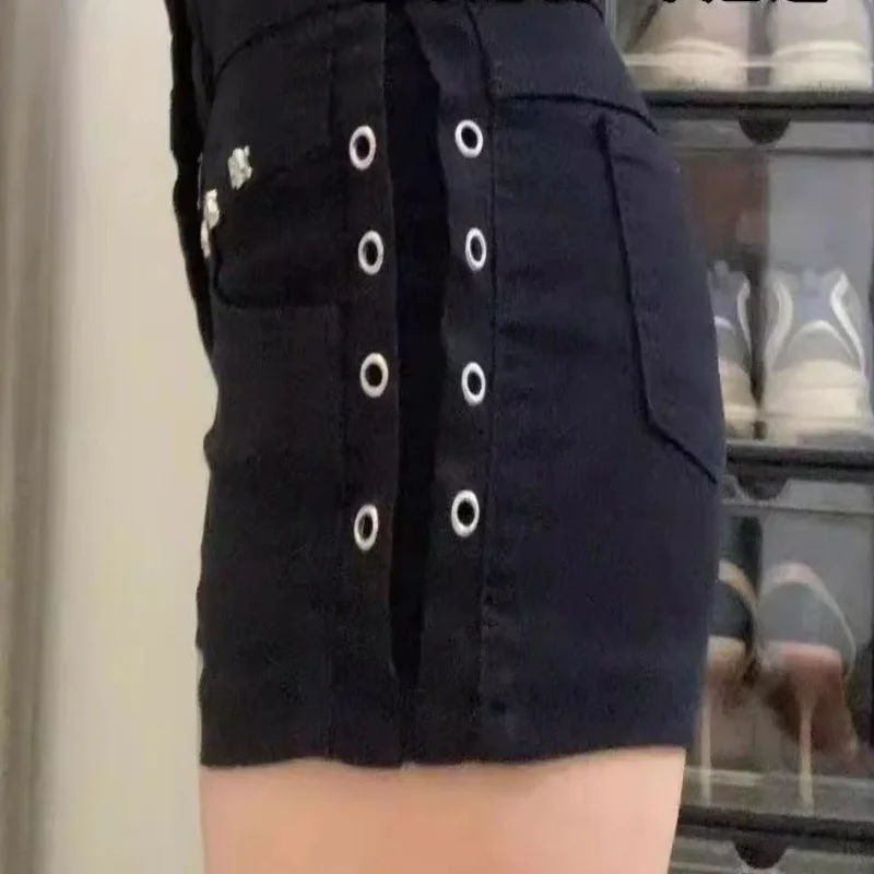 Hip hugging black pants with rivet design, denim super shorts, women's low waist slimming hot pants
Hip hugging black pants with rivet design, denim super shorts, women's low waist slimming hot pants