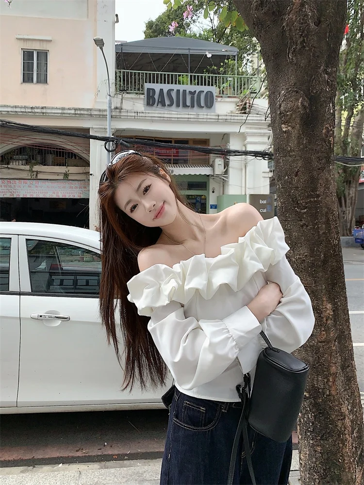 Белая женская блузка с воротником-цветком и одним открытым плечом, длинный рукав, приталенный крой, весна-осень, модный тренд
Белая женская блузка с воротником-цветком и одним открытым плечом, длинный рукав, приталенный крой, весна-осень, модный тренд