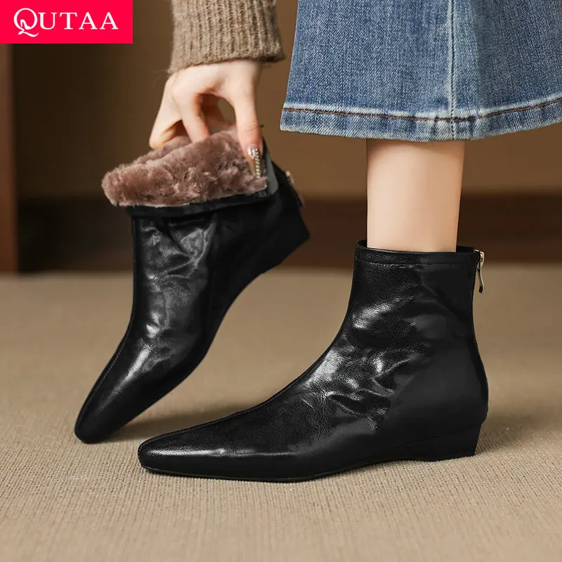 QUTAA 2026 модные шерстяные теплые женские ботильоны из овчины, зимняя обувь, зимние ботинки на низком каблуке, короткие ботинки с острым носком, размеры 34-40
QUTAA 2026 модные шерстяные теплые женские ботильоны из овчины, зимняя обувь, зимние ботинки на низком каблуке, короткие ботинки с острым носком, размеры 34-40