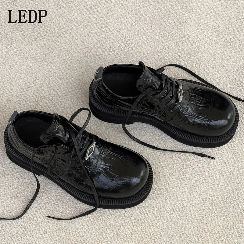 LEDP Men's 2025 Commuter Versatile Business Suit Trendy Thick-soled Derby Shoes Exude A Sense of Sophistication and Casualness
LEDP Men's 2025 Commuter Versatile Business Suit Trendy Thick-soled Derby Shoes Exude A Sense of Sophistication and Casualness