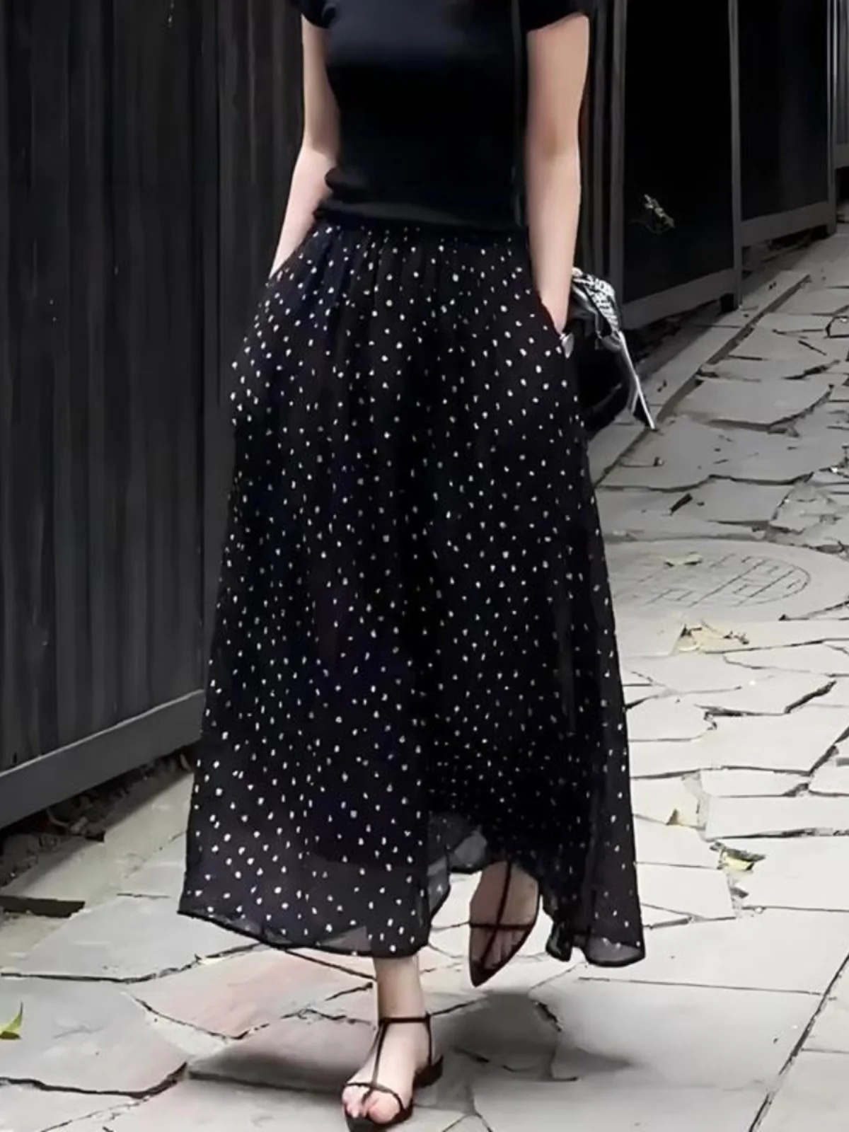 Summer New Women's Polka Dot A-Line Midi Skirt Fashionable Simple Luxury Loose Fit High Waist Korean Style Casual Skirt
Summer New Women's Polka Dot A-Line Midi Skirt Fashionable Simple Luxury Loose Fit High Waist Korean Style Casual Skirt