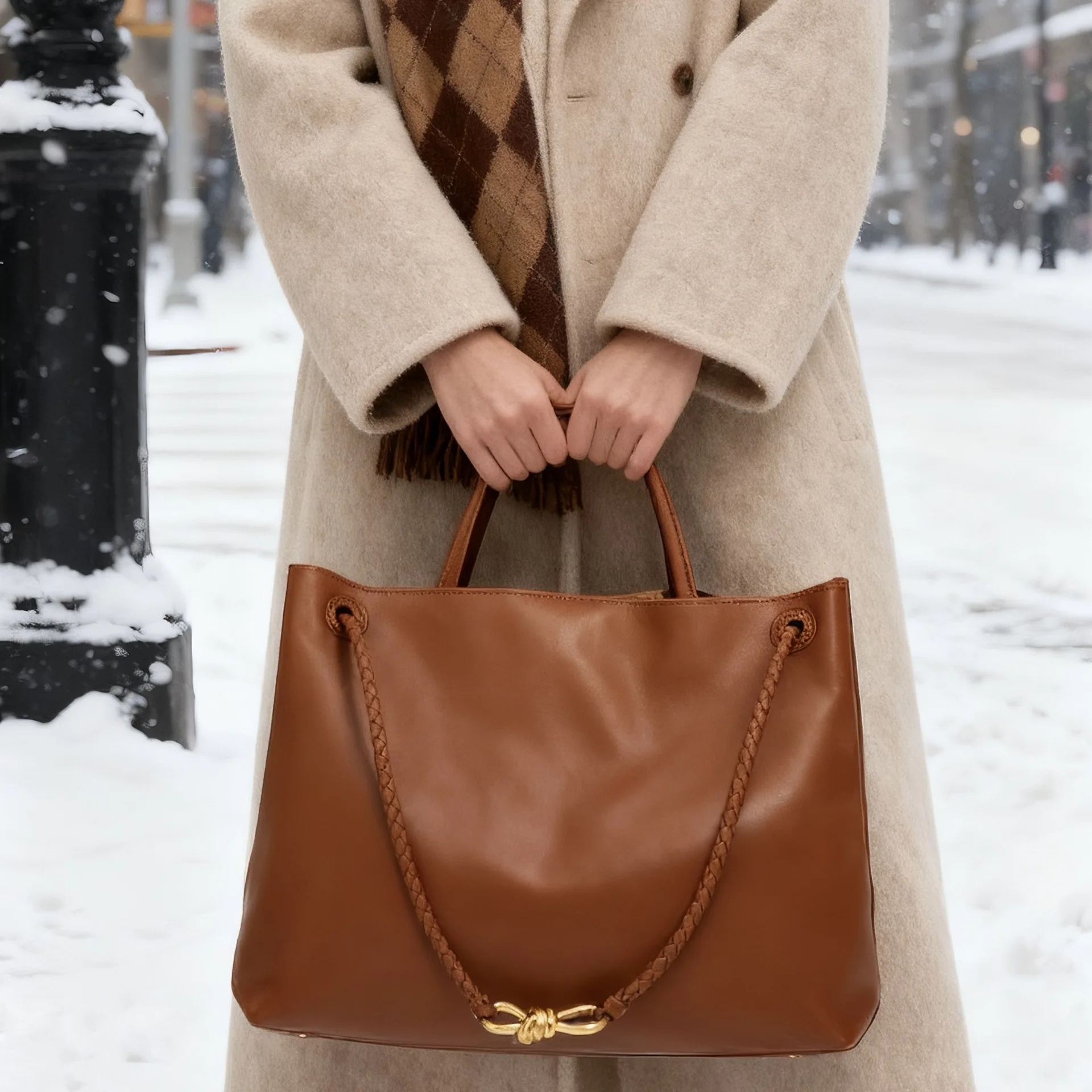 New rope buckle handbag commuter premium texture leather women's bag underarm shoulder bag large capacity tote bag fashion
New rope buckle handbag commuter premium texture leather women's bag underarm shoulder bag large capacity tote bag fashion