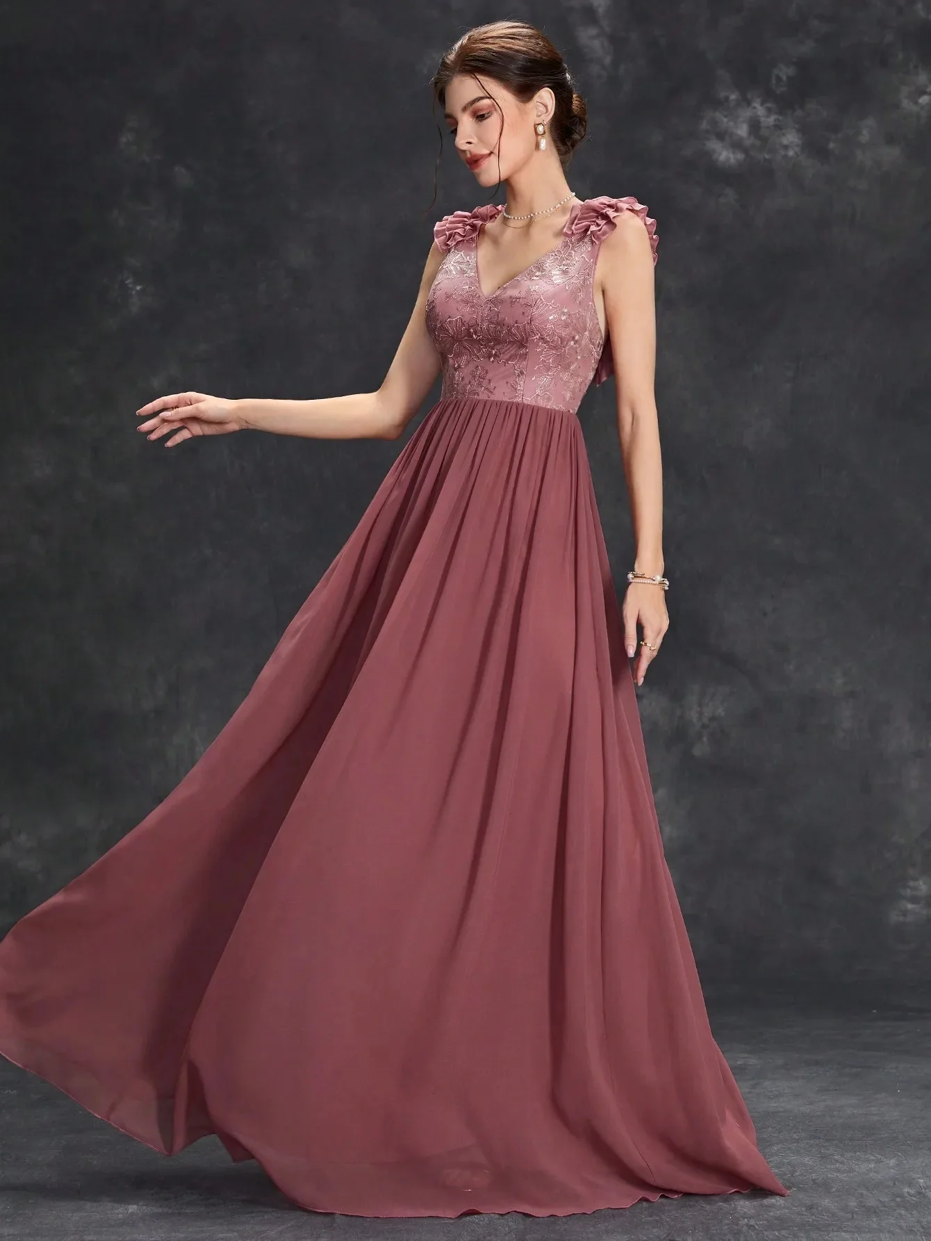 Vintage rust red slim-fit floor-length gown shapes perfect figure, showing elegant and noble charm
Vintage rust red slim-fit floor-length gown shapes perfect figure, showing elegant and noble charm