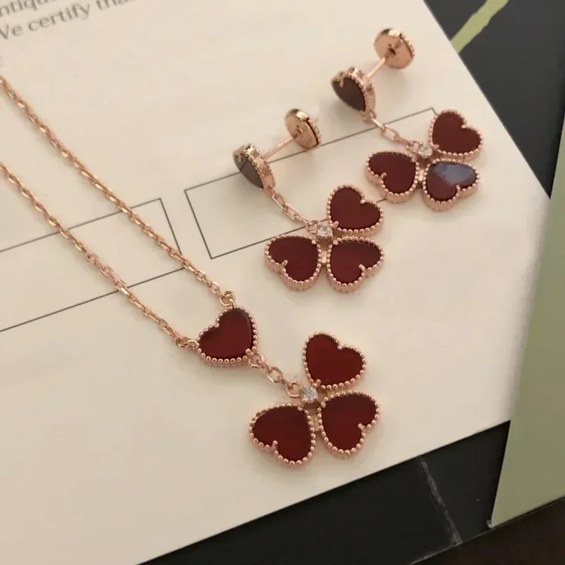 Серьги из стерлингового серебра 925 пробы, высокое качество, изысканный красный агат, четырехлистный клевер, серьги «Любовь», ожерелье, женские роскошные ювелирные изделия в морале
Серьги из стерлингового серебра 925 пробы, высокое качество, изысканный красный агат, четырехлистный клевер, серьги «Любовь», ожерелье, женские роскошные ювелирные изделия в морале