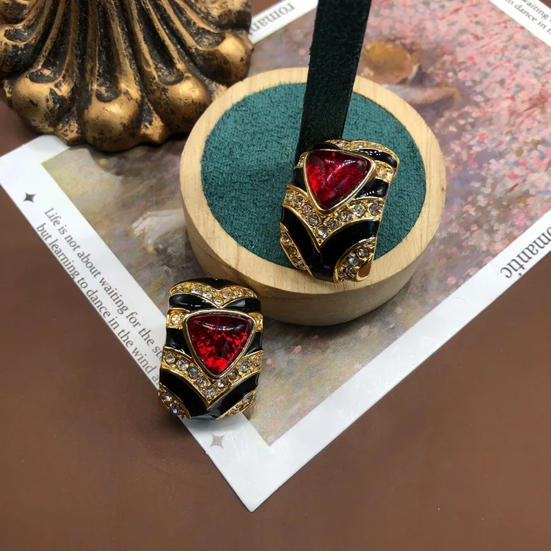 Ancient gold-plated inlaid with colored diamonds, black gold series earrings elegant versatile женские серьги
Ancient gold-plated inlaid with colored diamonds, black gold series earrings elegant versatile женские серьги