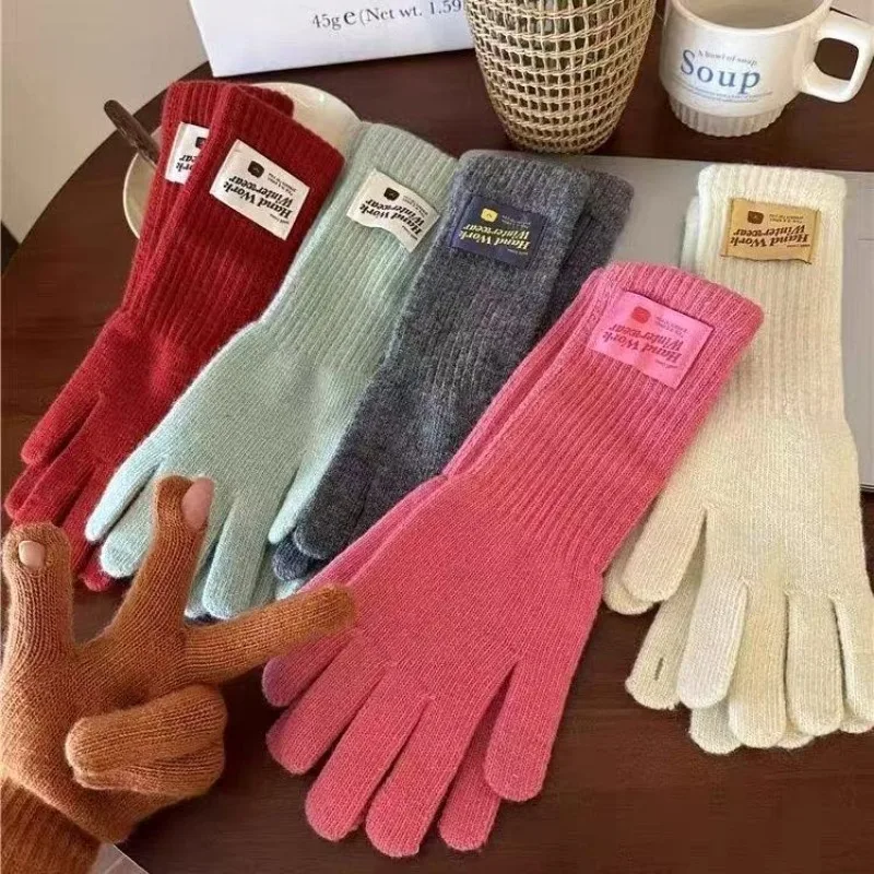 Korean-style knitted gloves with autumn and winter patches, cute five-finger warmth and lengthening
Korean-style knitted gloves with autumn and winter patches, cute five-finger warmth and lengthening