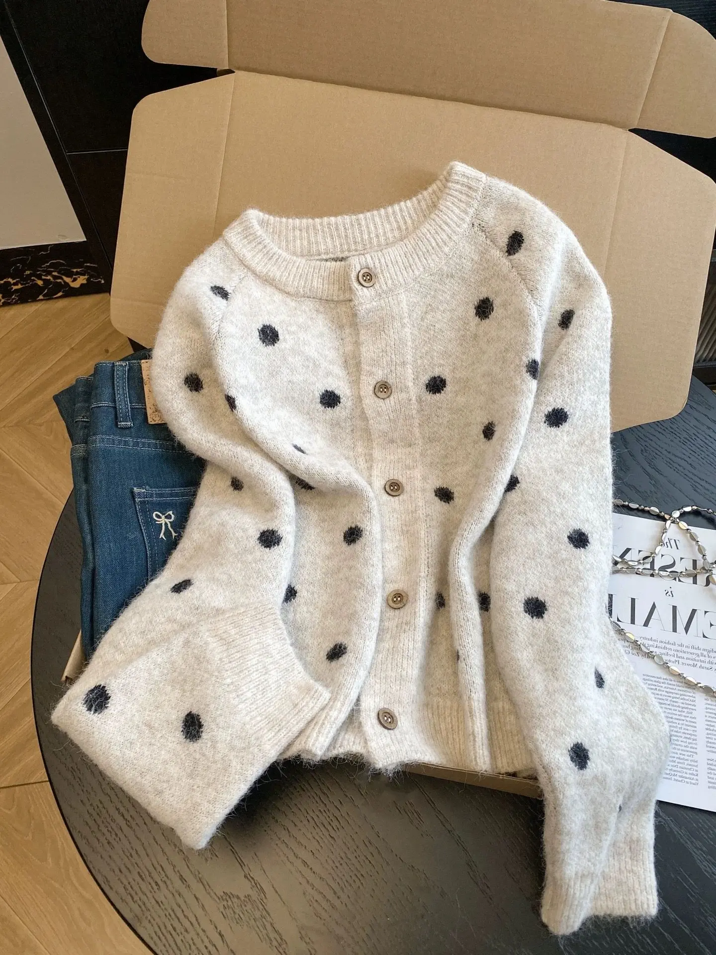 Korean Sweet Polka Dot Knitted Jacket Women's Round Neck Single Breasted Cardigan Tops 2026 New Commuting Casual Soft Sweater
Korean Sweet Polka Dot Knitted Jacket Women's Round Neck Single Breasted Cardigan Tops 2026 New Commuting Casual Soft Sweater
