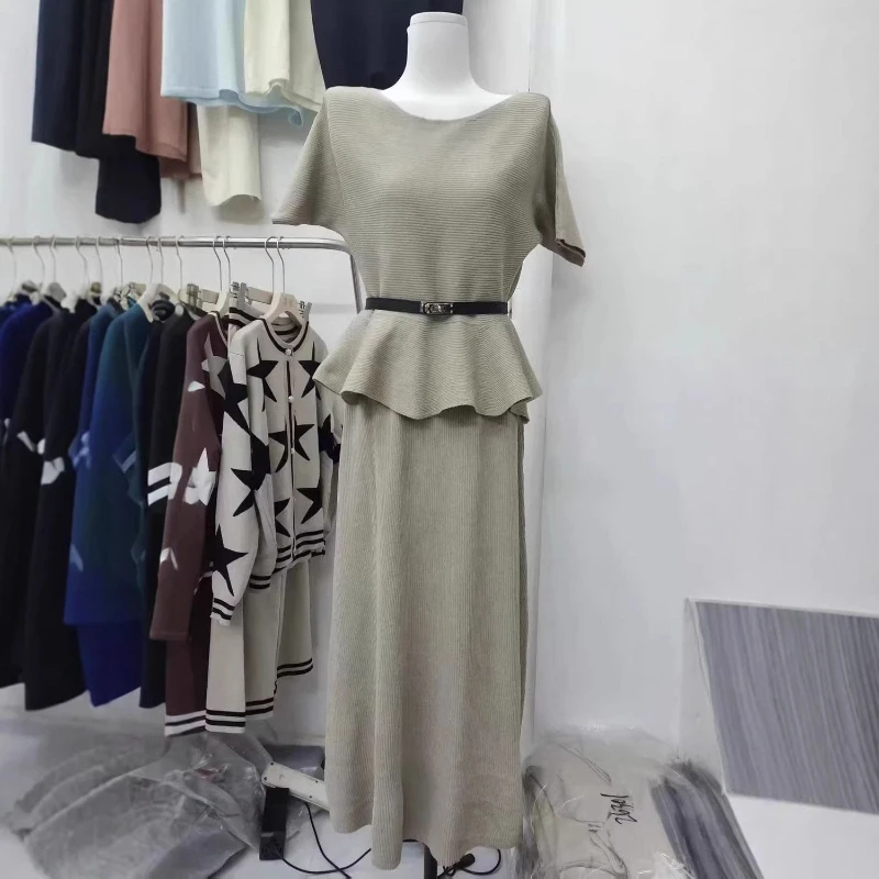 French gentle style knitted two-piece set women's 2026 summer off shoulder solid color top elastic slim fit high waisted skirt
French gentle style knitted two-piece set women's 2026 summer off shoulder solid color top elastic slim fit high waisted skirt