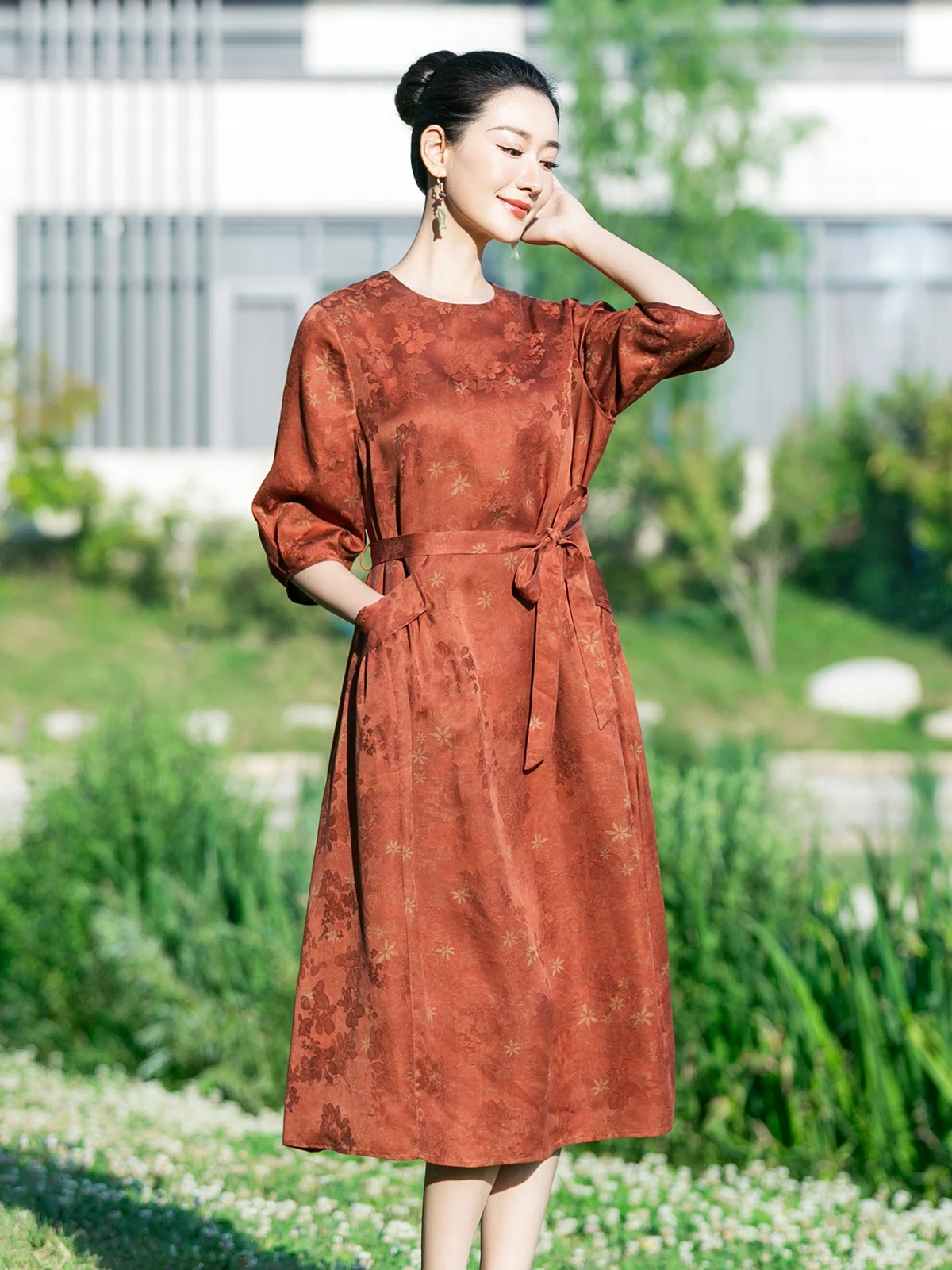 Платье HuaXi из плотной шелковой ткани с эффектом «Красное облако», свободного кроя, с круглым вырезом, длинное, повседневное, с завышенной талией, А-силуэт
Платье HuaXi из плотной шелковой ткани с эффектом «Красное облако», свободного кроя, с круглым вырезом, длинное, повседневное, с завышенной талией, А-силуэт