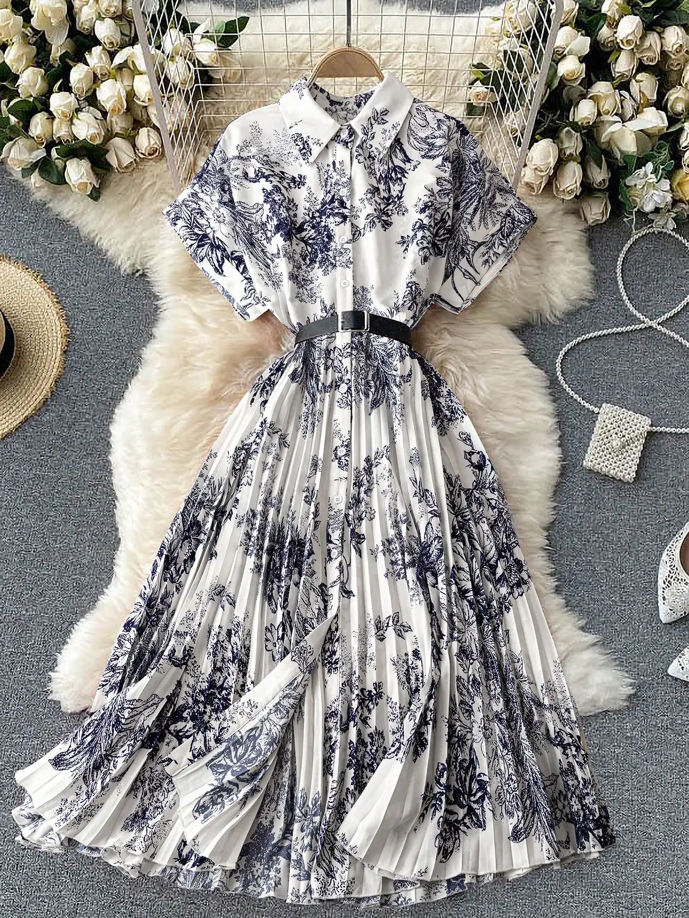 Сине-белое платье-рубашка с цветочным принтом, плиссированной юбкой и поясом
Сине-белое платье-рубашка с цветочным принтом, плиссированной юбкой и поясом