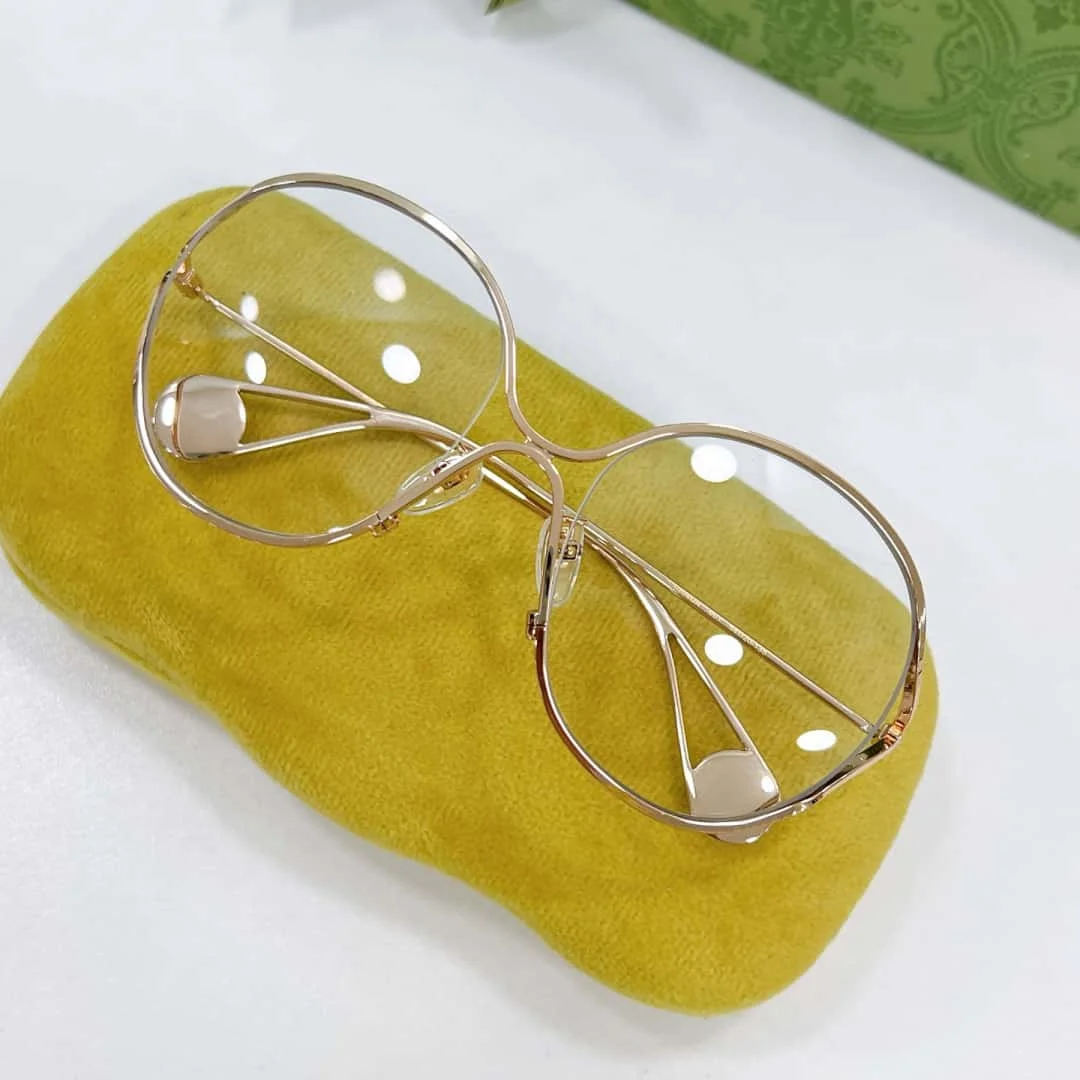 Designer Streamlined Metal Frame Glasses with Anti-Blue Light Lenses Pearl Decorations on Eyeglass Legs
Designer Streamlined Metal Frame Glasses with Anti-Blue Light Lenses Pearl Decorations on Eyeglass Legs
