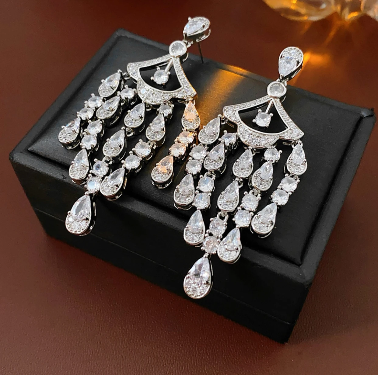 6.5 * 2.2 cm zircon water drop wind chime pendant earrings luxurious exaggerated earrings versatile high-end fashion earrings
6.5 * 2.2 cm zircon water drop wind chime pendant earrings luxurious exaggerated earrings versatile high-end fashion earrings