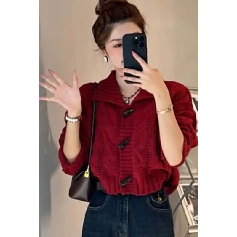 Красное кардиган на пуговицах из коровьего рога, верхний свитер с жареным тестом, короткое осенне-зимнее новое вязаное пальто, свободная вязаная рубашка, топ
Красное кардиган на пуговицах из коровьего рога, верхний свитер с жареным тестом, короткое осенне-зимнее новое вязаное пальто, свободная вязаная рубашка, топ