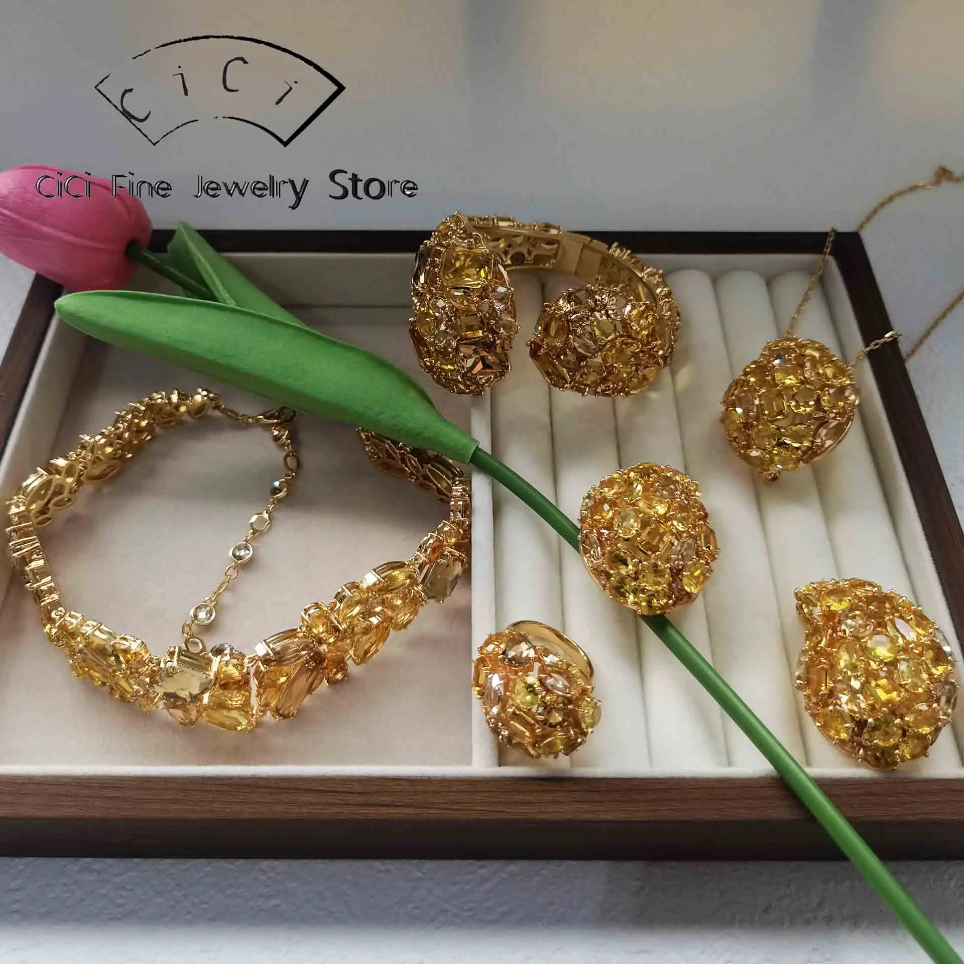 Оригинальный комплект украшений 2026: колье, браслет и длинные серьги из нержавеющей стали с кристаллами цвета карамельного коричневого, модный и изысканный набор для женщин
Оригинальный комплект украшений 2026: колье, браслет и длинные серьги из нержавеющей стали с кристаллами цвета карамельного коричневого, модный и изысканный набор для женщин