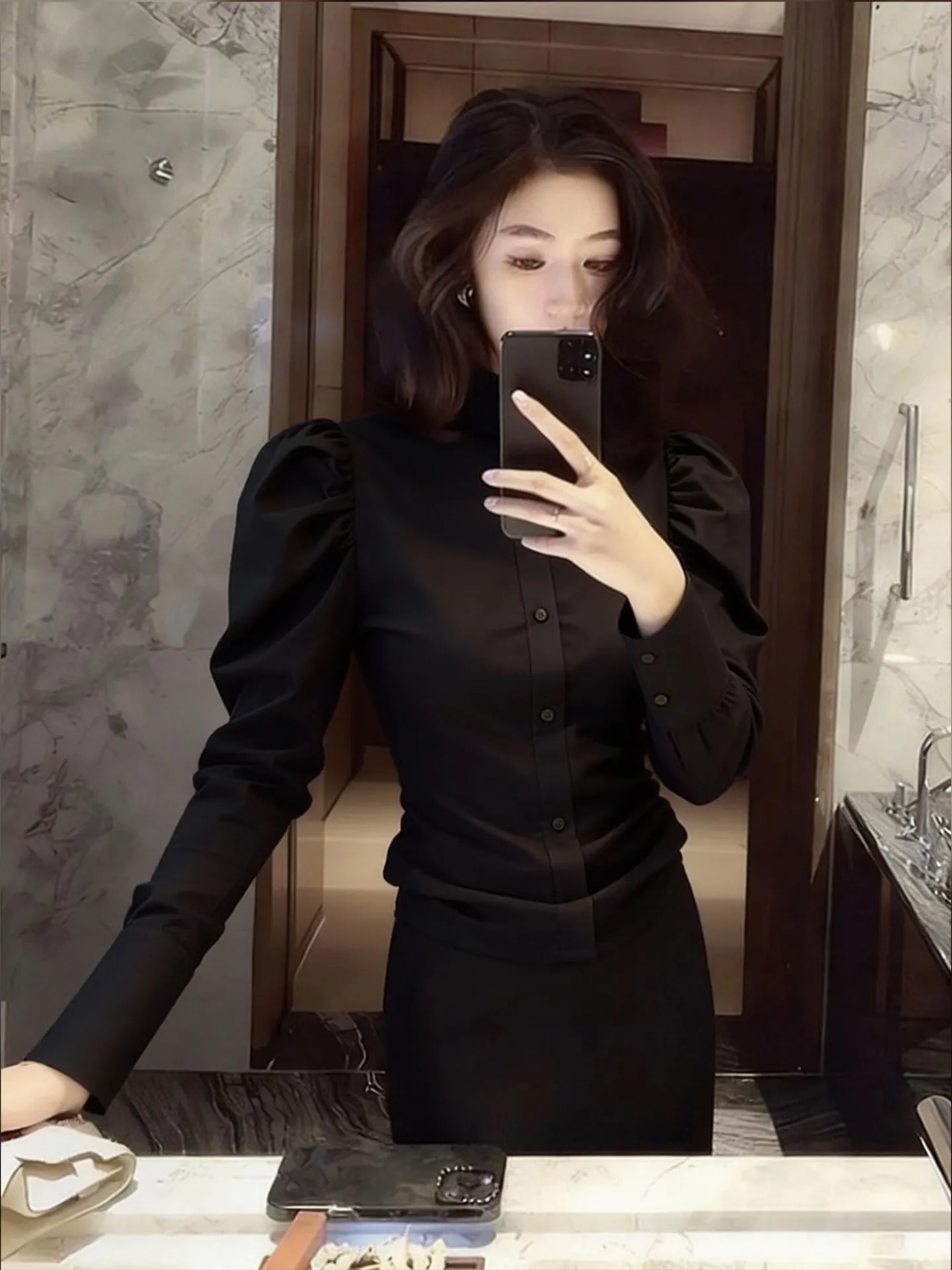 Black Bubble Sleeve Top Luxury Style Slimming Fashionable Ageless Versatile Business Casual Autumn Winter Women's Inner Wear
Black Bubble Sleeve Top Luxury Style Slimming Fashionable Ageless Versatile Business Casual Autumn Winter Women's Inner Wear