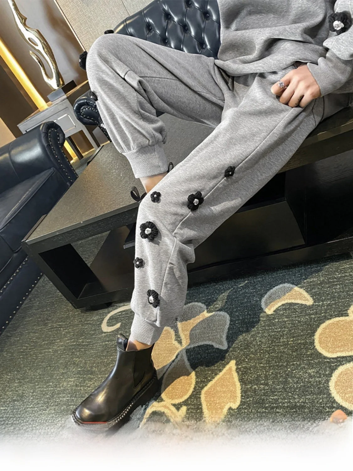 Gray Fleece Lined Thickened Women's Sweatpants High Waist Street Style Winter New Loose Fit Trousers with Cuffed Hem
Gray Fleece Lined Thickened Women's Sweatpants High Waist Street Style Winter New Loose Fit Trousers with Cuffed Hem