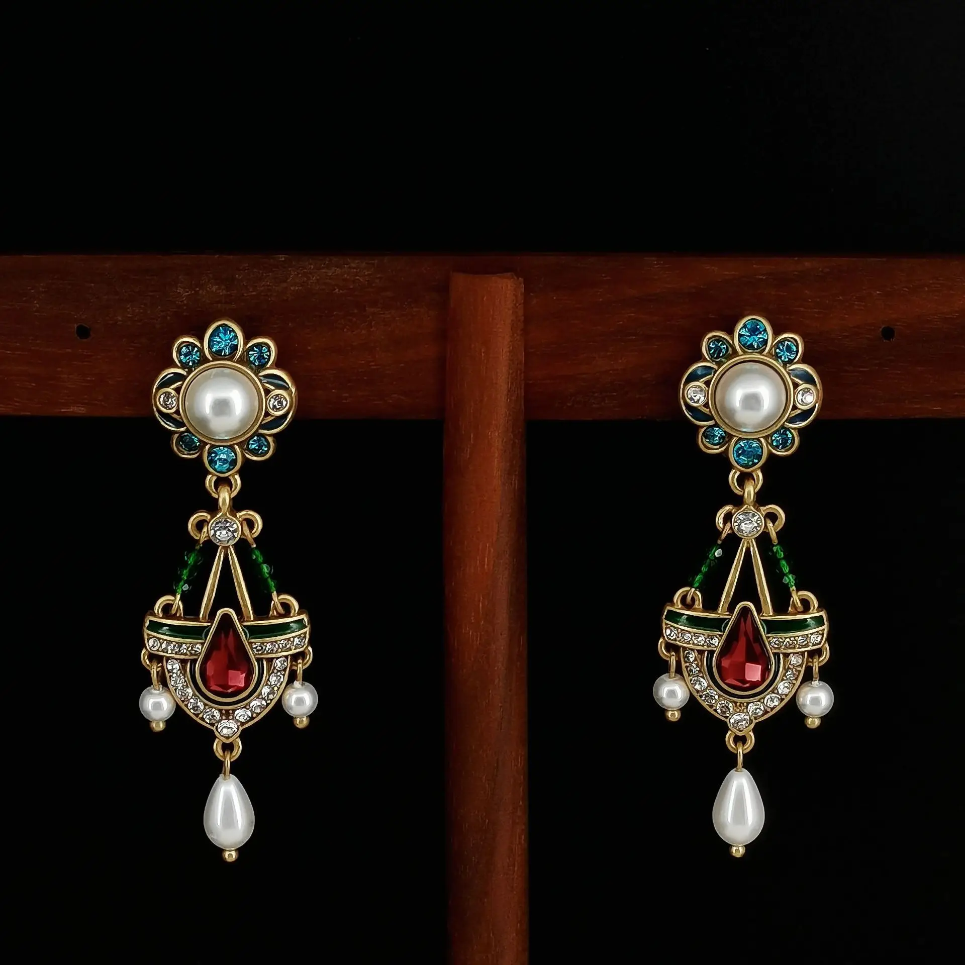 Vintage fashion classic Enamel hollow droplet shaped pendant with blue flowers women's accessory stud earrings
Vintage fashion classic Enamel hollow droplet shaped pendant with blue flowers women's accessory stud earrings