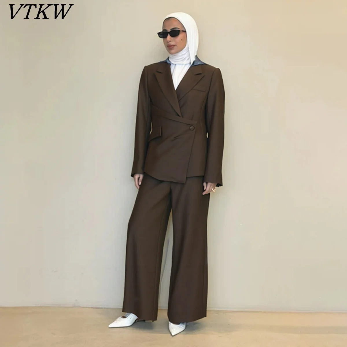 VTKW Woman's Unconventional Lapel Design Slimming Waist Feature Solid Color 2025 Spring Loose-fitting Long Pants Suit Set
VTKW Woman's Unconventional Lapel Design Slimming Waist Feature Solid Color 2025 Spring Loose-fitting Long Pants Suit Set