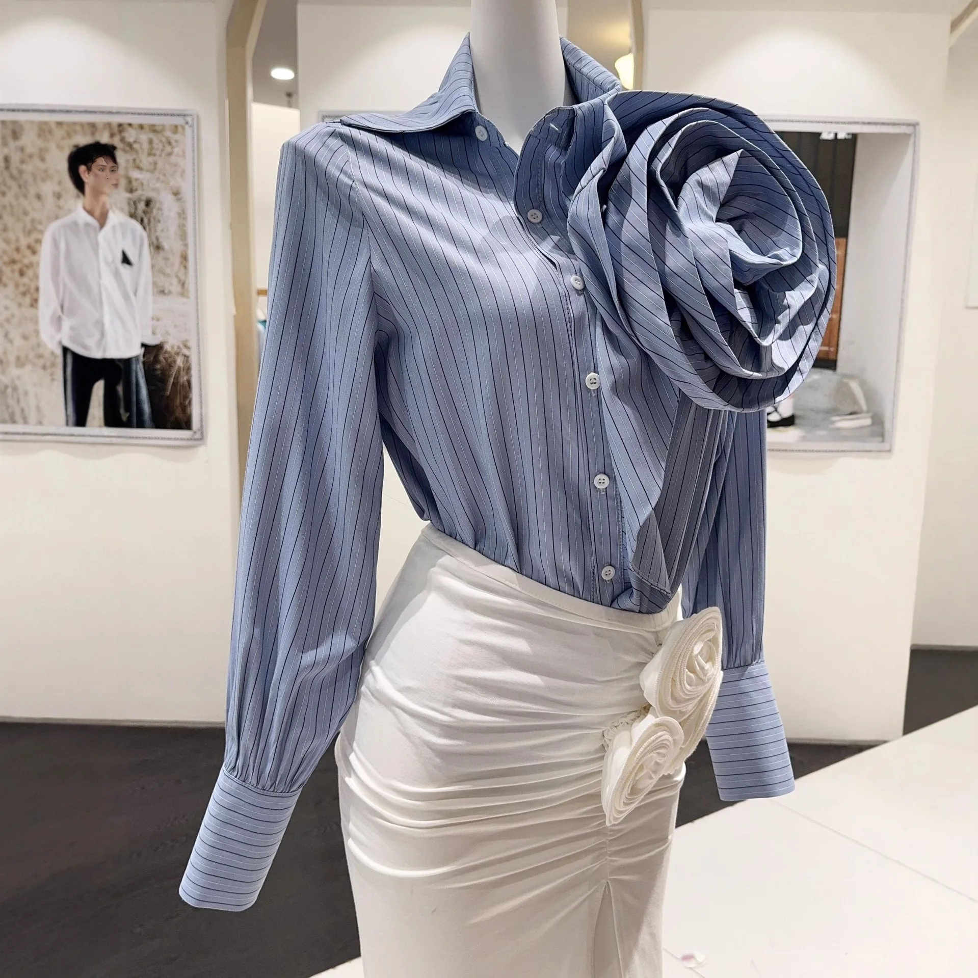 Синяя полосатая свободная блузка с длинным рукавом и 3D-вышивкой в виде крупных цветов, из полиэфирного волокна, для женщин
Синяя полосатая свободная блузка с длинным рукавом и 3D-вышивкой в виде крупных цветов, из полиэфирного волокна, для женщин