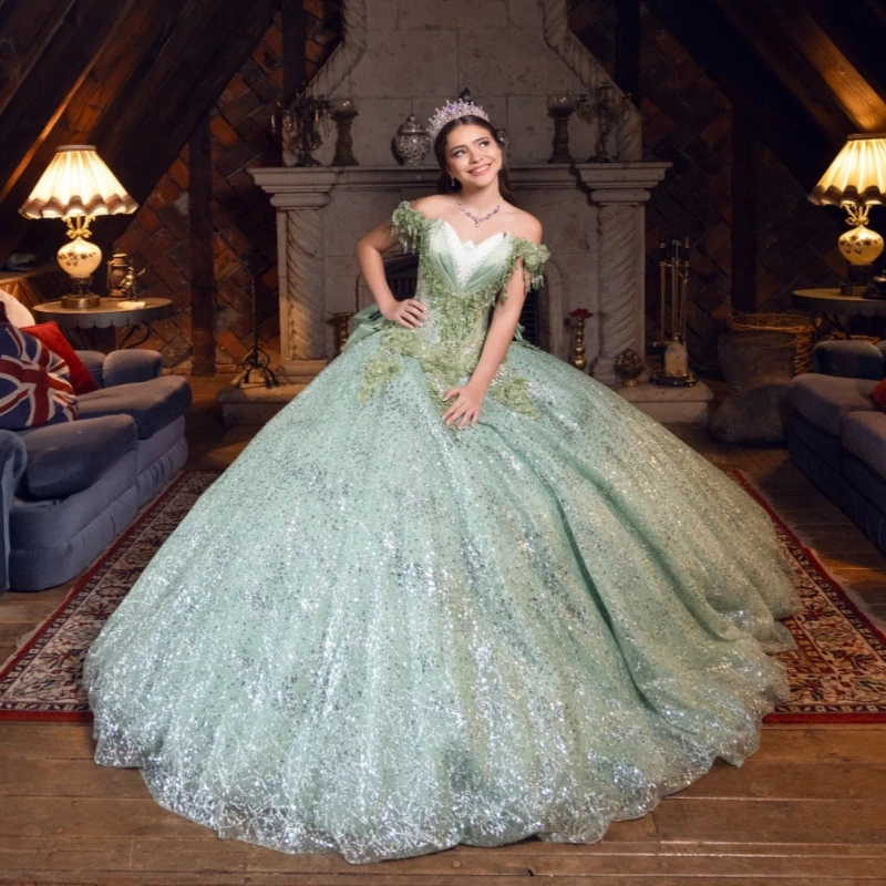 Green Shiny Ball Gown Quinceanera Dresses Applique Flower Beading Crystal Tiered Tull Bow Corset Off The Shoulder Sweet 16
Green Shiny Ball Gown Quinceanera Dresses Applique Flower Beading Crystal Tiered Tull Bow Corset Off The Shoulder Sweet 16