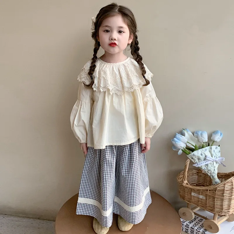 Весенний комплект одежды для девочек: хлопковая блузка с кружевным воротником и рукавами-фонариками, брюки-клеш в клетку для малышек
Весенний комплект одежды для девочек: хлопковая блузка с кружевным воротником и рукавами-фонариками, брюки-клеш в клетку для малышек