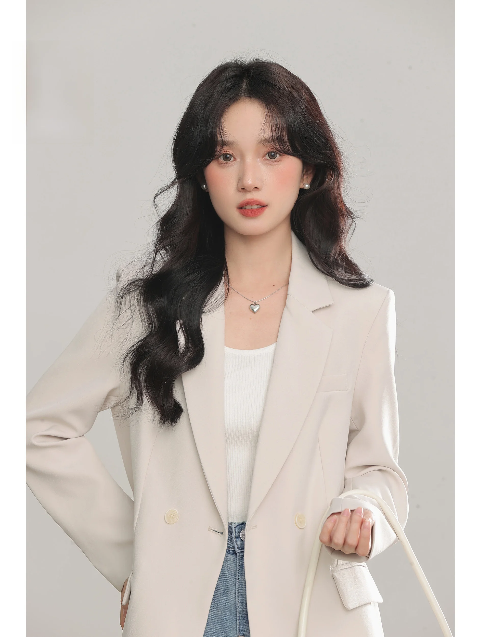 Новый женский костюм Lingjiu 2025: пиджак абрикосового цвета, деловой дизайн, маленький размер, высокое качество, модный.
Новый женский костюм Lingjiu 2025: пиджак абрикосового цвета, деловой дизайн, маленький размер, высокое качество, модный.