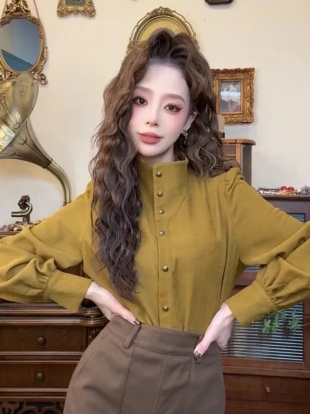 Модная блузка с длинным рукавом и воротником-стойкой в стиле ретро, дизайн в гонконгском стиле, укороченный топ, корейская версия, для повседневной носки.
Модная блузка с длинным рукавом и воротником-стойкой в стиле ретро, дизайн в гонконгском стиле, укороченный топ, корейская версия, для повседневной носки.