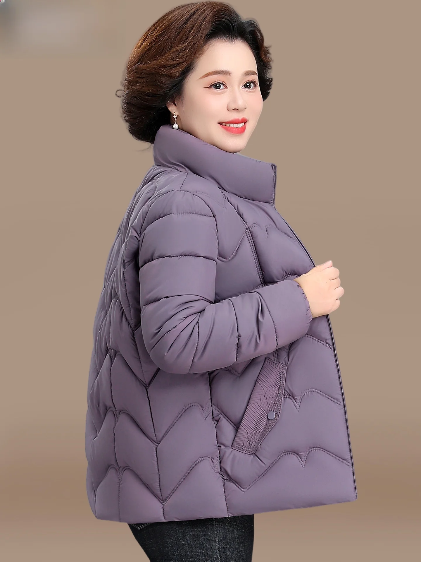 Зимняя модная хлопковая куртка-пуховик для женщин среднего возраста, уютная теплая, с наполнителем из полиэфирного волокна, на молнии
Зимняя модная хлопковая куртка-пуховик для женщин среднего возраста, уютная теплая, с наполнителем из полиэфирного волокна, на молнии